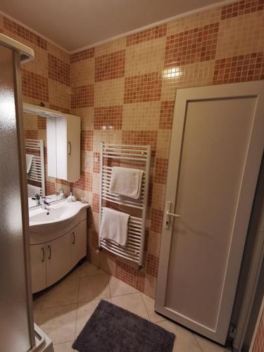 a bathroom with a sink and a mirror at Kertész Csárda és Fogadó in Székesfehérvár