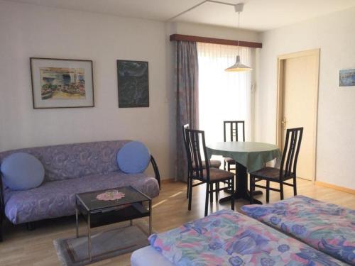 - un salon avec un canapé et une table dans l'établissement Appartamento Doris, à Locarno
