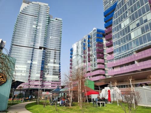 deux grands bâtiments dans une ville avec un parc dans l'établissement Maslak inn, à Istanbul