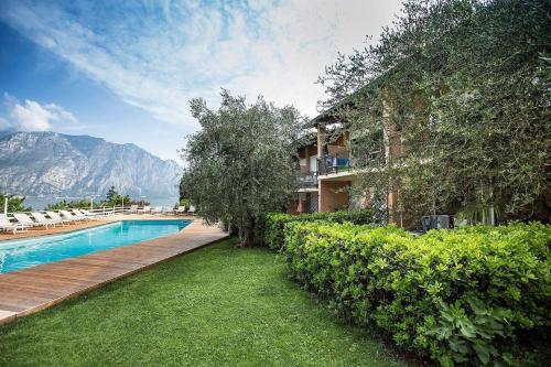 un resort con piscina e un edificio di Tolle Wohnung in Malcesine mit Garten, Grill und gemeinschaftlichem Pool a Malcesine