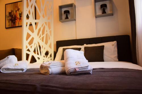 uma cama com toalhas em cima em Apartman Suny N58- SPA -Gratis em Kopaonik