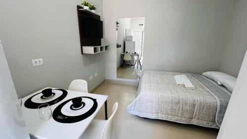 Tempat tidur dalam kamar di Apartamento - Kitnet Studio - Zona Sul de Maringa-PR, Próximo ao Aeroporto e Facil acesso ao Centro da Cidade