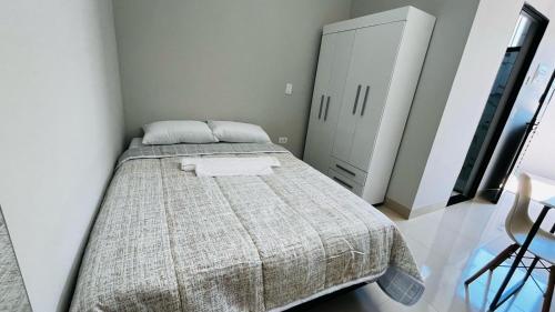 Uma cama ou camas num quarto em Apartamento - Kitnet Studio - Zona Sul de Maringa-PR, Próximo ao Aeroporto e Facil acesso ao Centro da Cidade