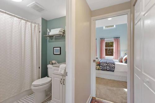 uma casa de banho com WC e um quarto com cama em Cooper House Fells Point Large Fenced In Yard em Baltimore