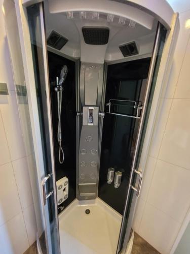 a shower in a bathroom with a glass door at mirante por do sol in São Thomé das Letras