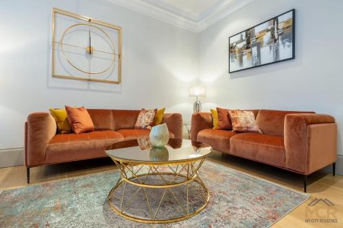 O zonă de relaxare la Royal 4 Bedroom Apartment in Mayfair