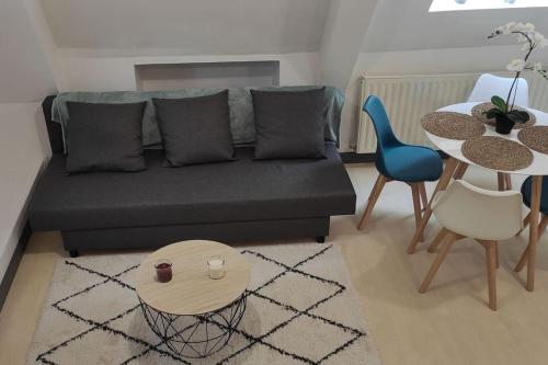 un salon avec un canapé et une table dans l'établissement Le petit Treguier, à Tréguier