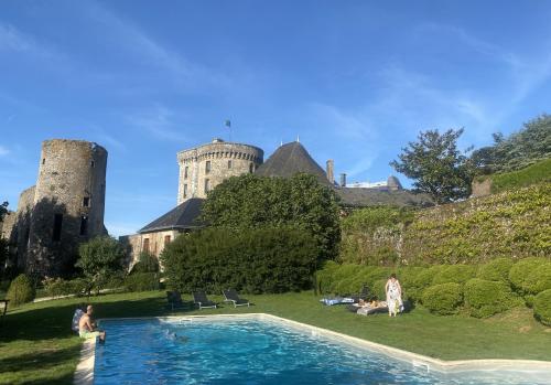 Kolam renang di atau dekat dengan Roulotte enchantée dans le parc d'un château vendéen