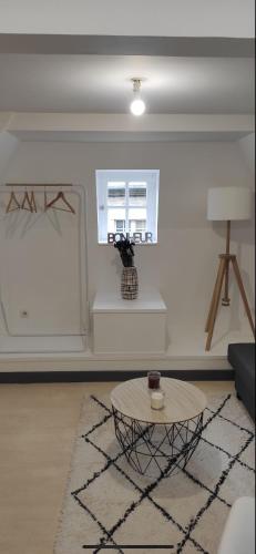 - un salon avec une table basse et une fenêtre dans l'établissement Le petit Treguier, à Tréguier