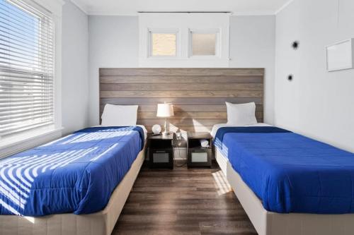 アトランティックシティにあるBeach Block Modern Penthouse 4BR 2BR Ocean Viewsのベッド2台(サイドサイドサイド)が備わる客室です。