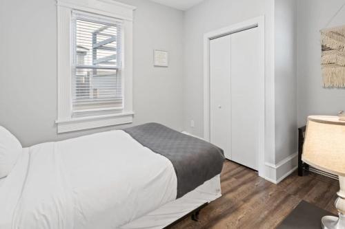 Beach Block Modern Penthouse 4BR 2BR Ocean Viewsにあるベッド