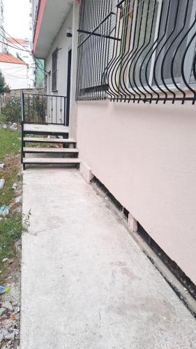 een stoep naast een gebouw met een hek bij Casa Sarà in Pogradec