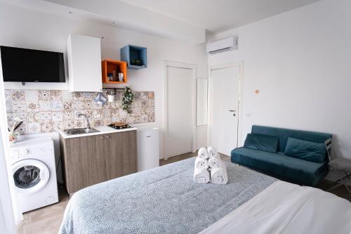 トラーニにあるB&B Redamareのベッドルーム(ベッド1台、青いソファ付)