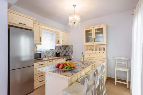 una cucina con un tavolo con una ciotola di frutta sopra di House 55 ad Árta