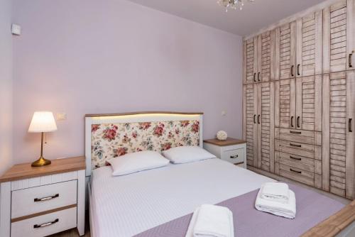 una camera con letto bianco e armadi in legno di House 55 ad Árta