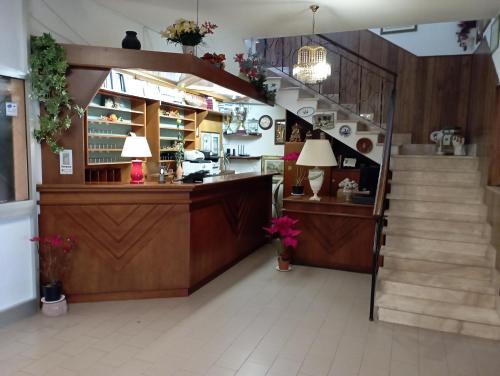 un restaurant avec un comptoir et des escaliers dans une chambre dans l'établissement Hotel Garden, à Nuraminis