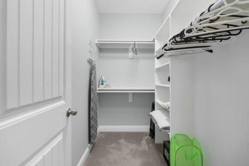 ein kleines Bad mit weißen Wänden und einer Tür in der Unterkunft Quick Access Bus/Metro Gorgeous/Elegant Home in Arlington