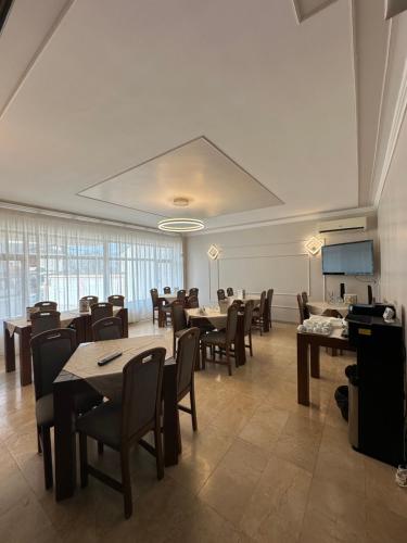 uma grande sala de jantar com mesas e cadeiras em Hotel Ana em Constança