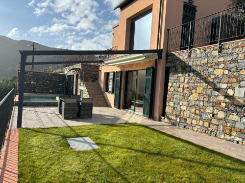 a backyard of a house with a grassy yard at Villa Nina in Moneglia