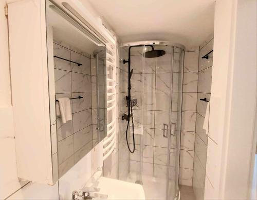 La salle de bains est pourvue d'une douche et d'un lavabo. dans l'établissement Apartament Jelonki - Plac Ratuszowy, à Jelenia Góra