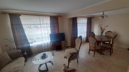 sala de estar con sofá y mesa en Casa Peñuelas, en Coquimbo