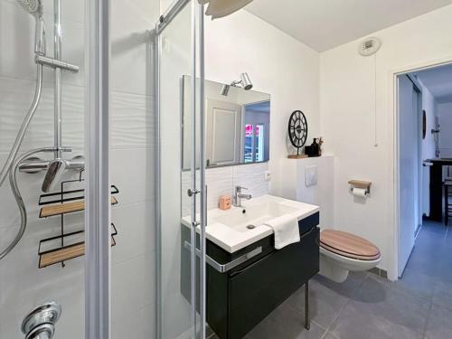 a bathroom with a sink and a shower and a toilet at Appartement pour 4 Disneyland Paris in Montry