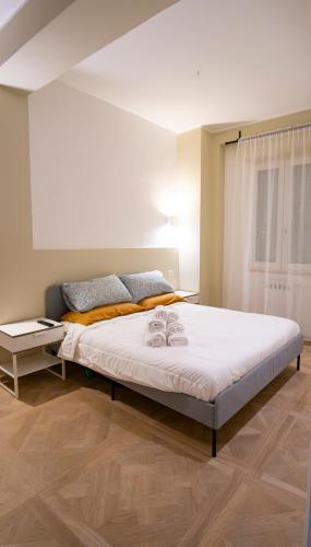 1 dormitorio con 1 cama grande en una habitación en B&B Redamare en Trani