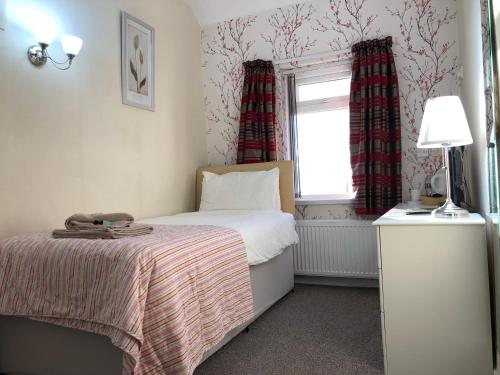 Postel nebo postele na pokoji v ubytování Windsor Park Hotel