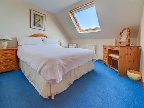 een slaapkamer met een groot bed en een raam bij 2 Bed in Blackwater IC082 in Newport