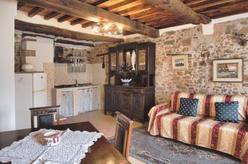 uma sala de estar com um sofá e uma mesa em Case Vacanze Giovanni Garibaldi em Pescaglia