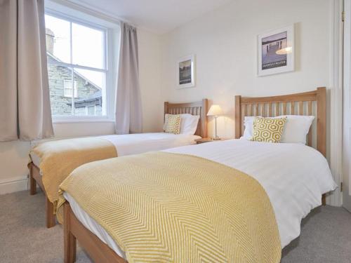 2 camas en un dormitorio con ventana en 4 Bed in Keswick SZ443, en Keswick