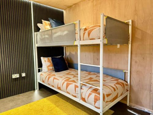 a bedroom with two bunk beds in a room at Stunning Secret Studio - Beach Retreat - Sleeps 4 in Bournemouth