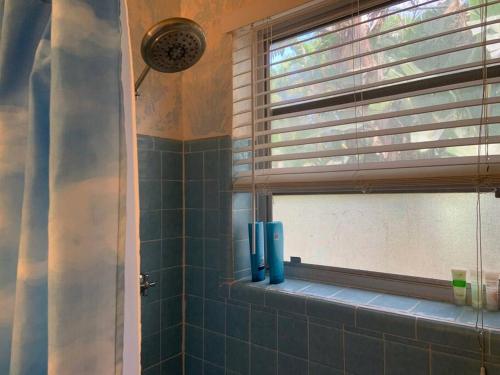 Bilik mandi di Tropical Classic Retro Florida, Private 2 bedroom Suite with Best Location