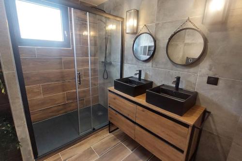 een badkamer met 2 wastafels en een douche bij Le Panoramique, Calme - Spacieux in Chateauroux-les-Alpes