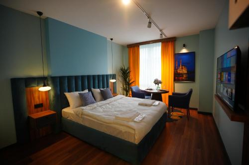 um quarto com uma cama, uma mesa e uma janela em Blue ski 14 em Istambul