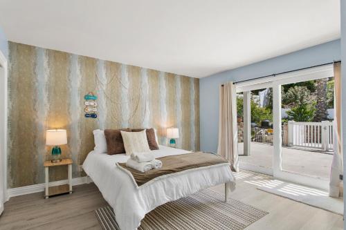 Llit o llits en una habitació de Stunning Coastal Escape with Private Pool, Spa, Arcade, Disney, Beach