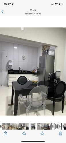 una cocina con 2 sillas, mesa, mesa y silla en Casa Rio verde en Rio Verde