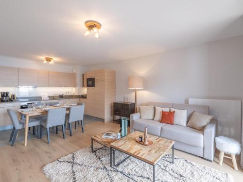 un salon avec un canapé et une table dans l'établissement Appartement de Standing 6 Pers, Proche Centre, Terrasse Sud, Parking, Service Premium - FR-1-645-57, à Huez