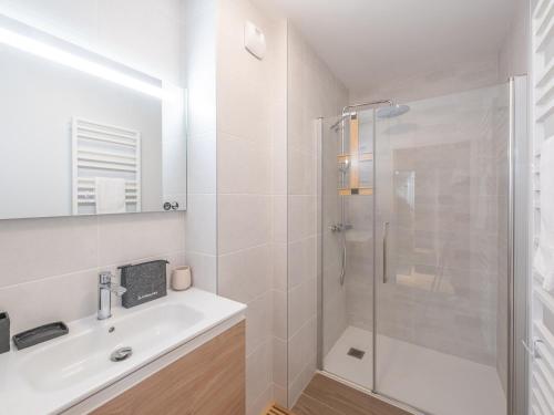 une salle de bain blanche avec un lavabo et une douche dans l'établissement Appartement de Standing 6 Pers, Proche Centre, Terrasse Sud, Parking, Service Premium - FR-1-645-57, à Huez