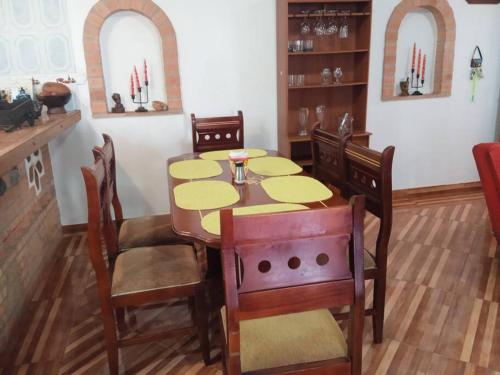 een eetkamer met een tafel en stoelen bij Confortable Apartamento en Villa de Leyva in Villa de Leyva