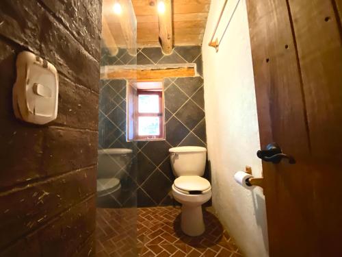 Elle comprend une petite salle de bains pourvue de toilettes et d'une fenêtre. dans l'établissement Aldea punta de agua, à Sayula