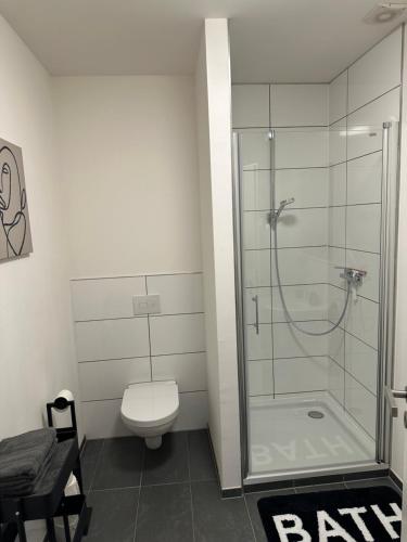 a bathroom with a shower and a toilet at Tolles Apartment mitten im Herzen von Herdecke- Mola 2 in Herdecke