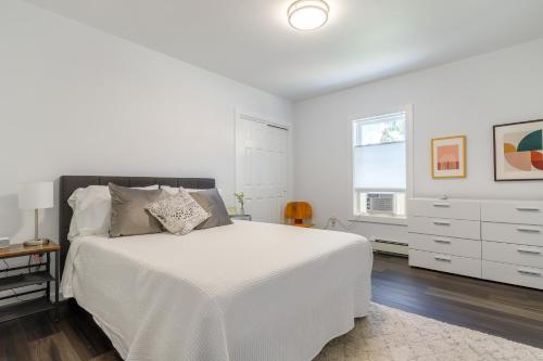 Private Village Home in Catskill Splendor في كاتسكيل: غرفة نوم بيضاء مع سرير أبيض ونافذة