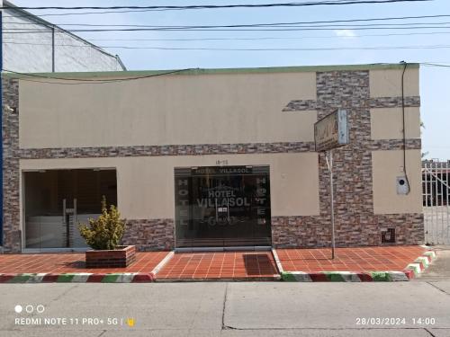 un edificio con una cruz a su lado en Hotel Villasol, en Aguachica