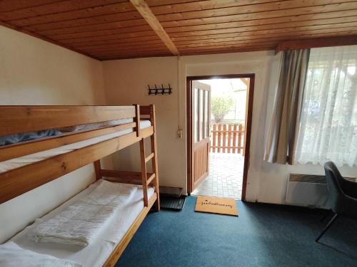 Zimmer mit einem Etagenbett und einem Eingang in der Unterkunft Kleine Freiheit Nummer 4 in Reichendorf