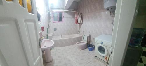 een kleine badkamer met een wastafel en een toilet bij الياسمين تاور * Jasmin Tower in Caïro