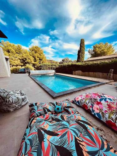 - une piscine avec des oreillers au sol à côté dans l'établissement Villa Gisèla, à Saint-Mandrier-sur-Mer