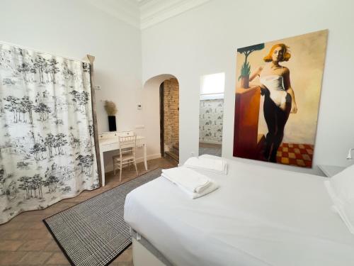 - une chambre avec un lit et une peinture murale dans l'établissement Espacio para 6 en el centro Wifi gratis, à Logroño