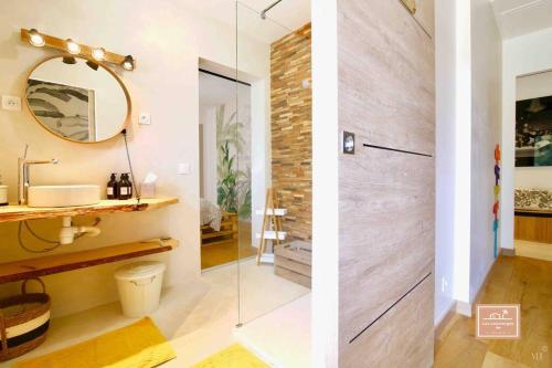 - deux images d'une salle de bains avec une douche en verre dans l'établissement Villa Gisèla, à Saint-Mandrier-sur-Mer