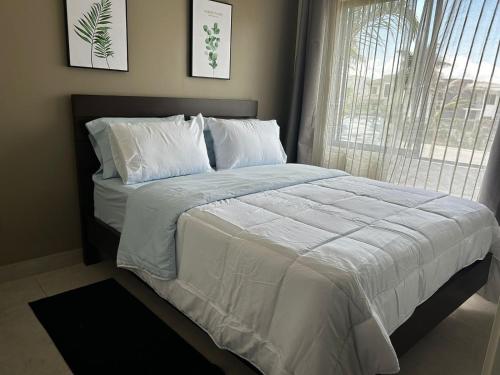 アラフエラにあるTropical Sunshine known as Amarantoのベッドルーム1室(白いシーツ付きのベッド1台、窓付)